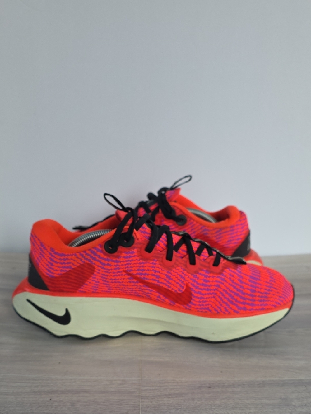 Nike Womens Motiva Walking Comfort Shoes – Vibrant Crimson Orange/Purple Knit 9 - Picture 5 of 11